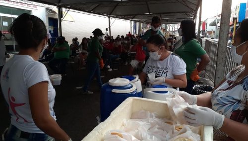 Secretaria de Assistência Social de Adamantina serve café da manhã para quem aguarda na fila do Auxílio Emergencial