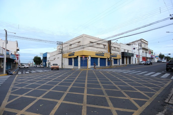 Após liminar, lei promulgada pela Câmara que autorizava abertura do comércio é revogada