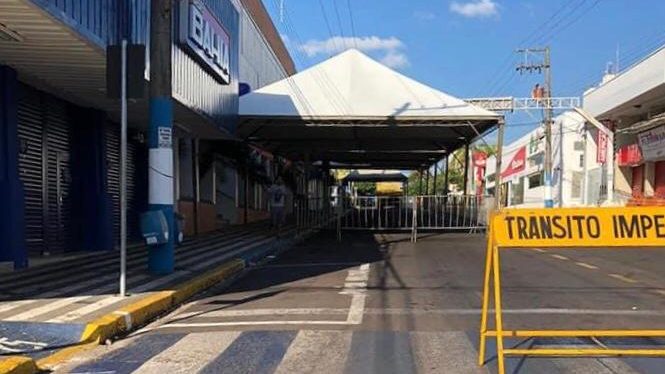 Osvaldo Cruz monta tenda para melhor acomodar público para recebimento do Auxílio Emergencial