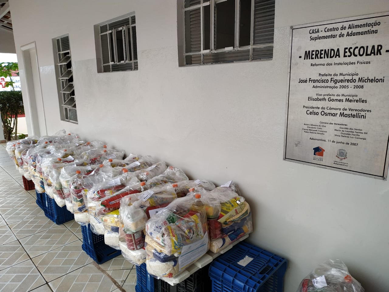 Prefeitura do Município de Adamantina entrega kits de alimentação escolar