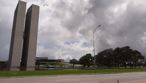 Congresso e STF decretam luto pelos 10 mil mortos por Covid