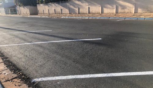 Equipe do DEMTRAN realiza pintura de solo nas vias centrais da cidade