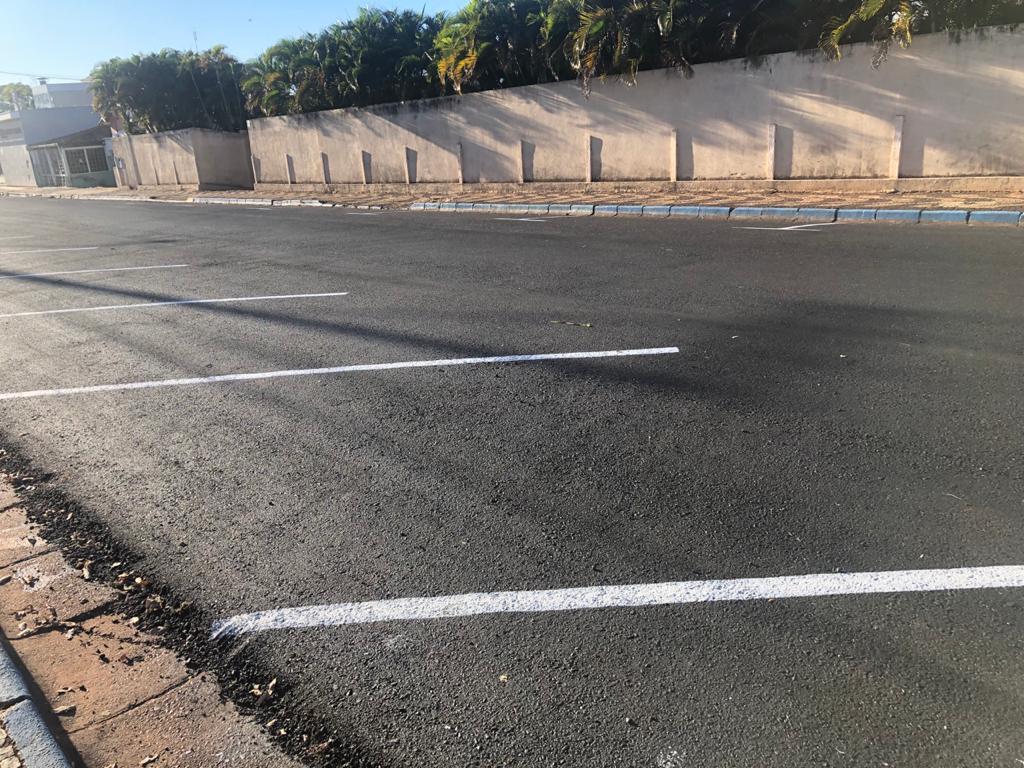 Equipe do DEMTRAN realiza pintura de solo nas vias centrais da cidade