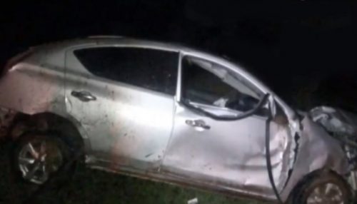 Mulher fica gravemente ferida após ser arremessada para fora do veículo em capotamento