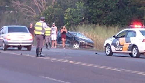Veículo capota após bater em lateral de caminhão na SP-294 em Junqueirópolis