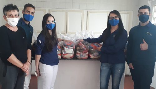 Loja iDrop de Adamantina doa para Fundo Social de Solidariedade 50 cestas básicas