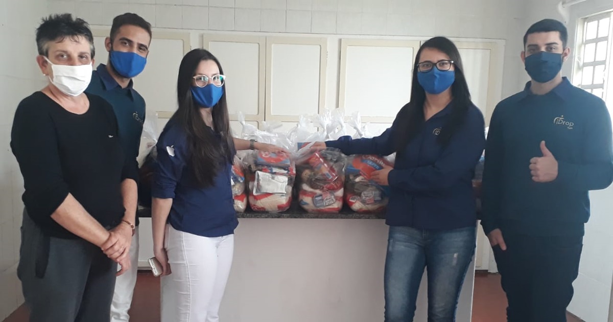 Loja iDrop de Adamantina doa para Fundo Social de Solidariedade 50 cestas básicas