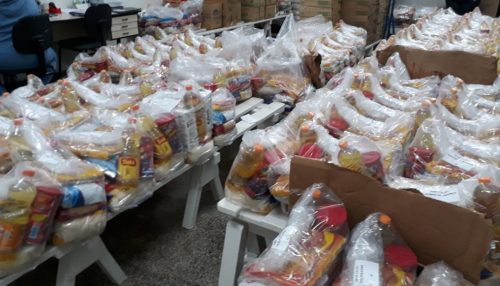 Secretaria de Educação de Adamantina entrega 500 kits de alimentação escolar