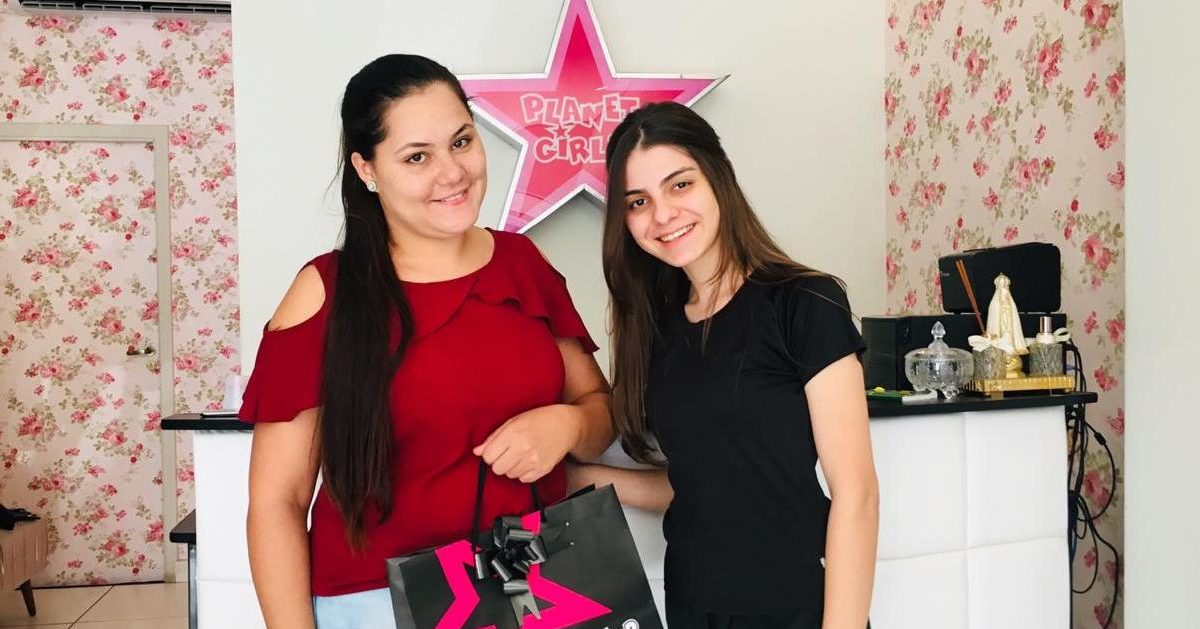 Loja Zapp realiza entrega de premio sorteado em parceria com a Rádio Life FM