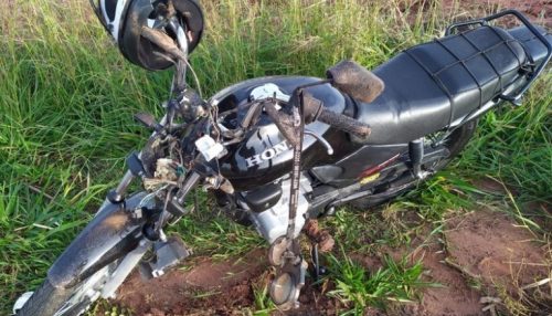 Jovem de 18 anos morre após bater moto que conduzia em trator