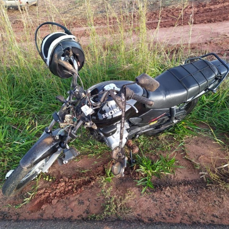Jovem de 18 anos morre após bater moto que conduzia em trator