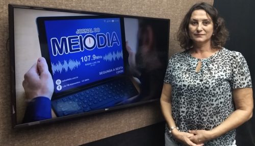 Projeto de leitura com livros na árvore continua atraindo muitas pessoas em Adamantina