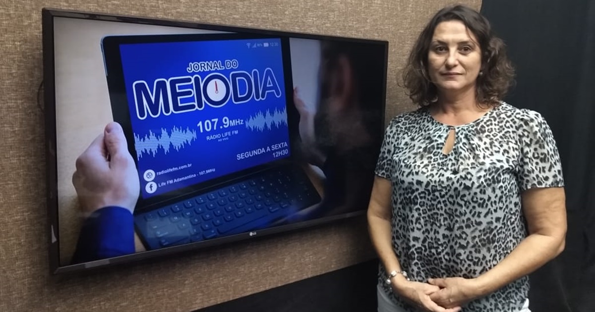 Projeto de leitura com livros na árvore continua atraindo muitas pessoas em Adamantina