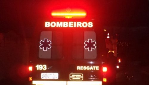 Homem é salvo pelos Bombeiros ao cair com transbordo de cana em ribanceira