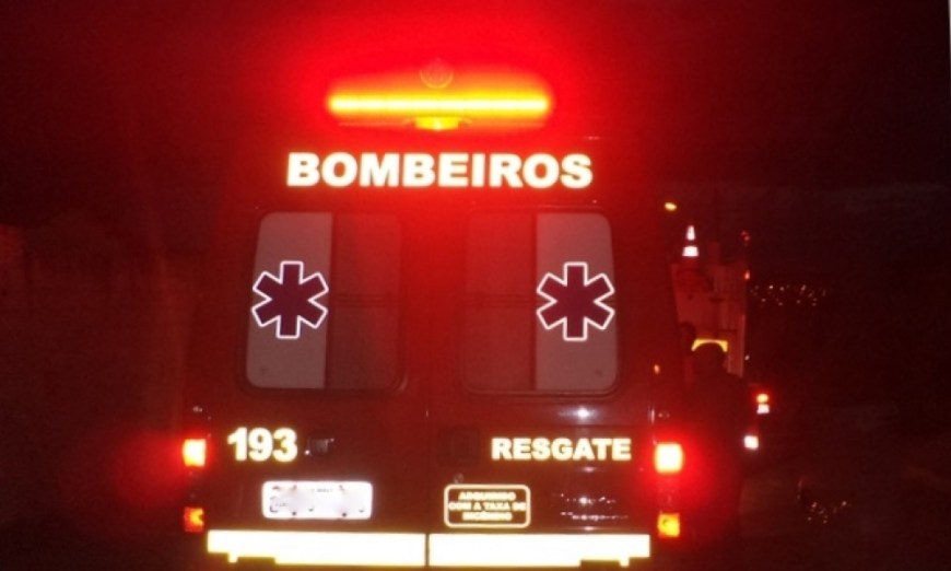 Homem é salvo pelos Bombeiros ao cair com transbordo de cana em ribanceira