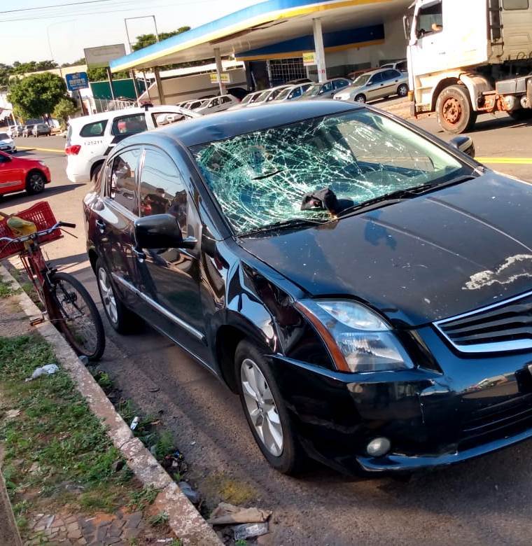 Idoso fica ferido após acidente entre carro e bicicleta