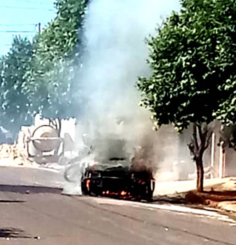 Incêndio destrói carro em Adamantina