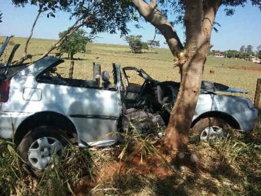 Carro se choca contra uma árvore e deixa vários feridos leves em Ouro Verde