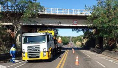 Reparo em viaduto interdita faixa da SP 294, em Inúbia Paulista