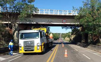 Reparo em viaduto interdita faixa da SP 294, em Inúbia Paulista