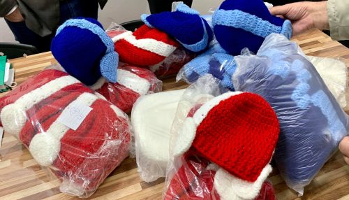 Produzidas por reeducandas, Penitenciária de Tupi Paulista doa toucas de lã ao Pai Nosso Lar