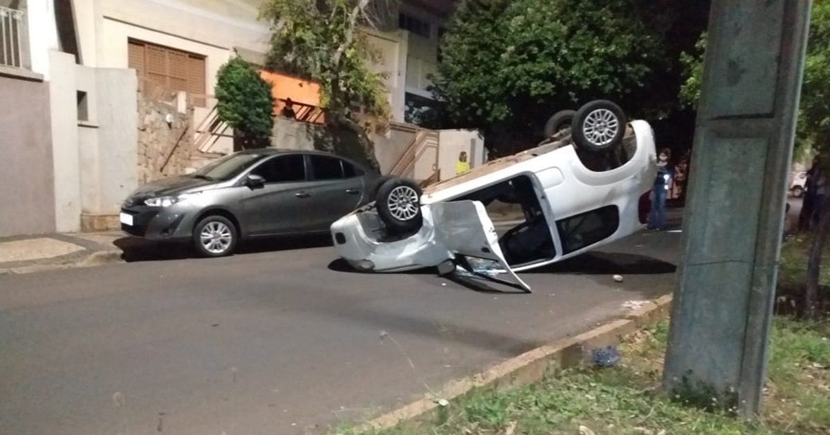 Capotamento de veículo no centro de Adamantina deixa pessoas feridas