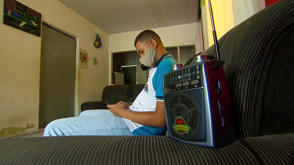 Professores adaptam aulas para o rádio para ajudar estudantes que não têm acesso à internet