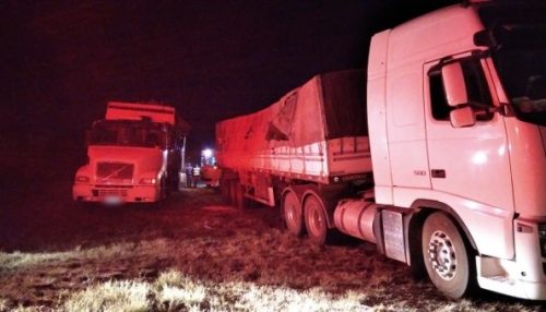 Duas carretas se envolvem em acidente no entroncamento da SP-425 com a SP-294, em Parapuã