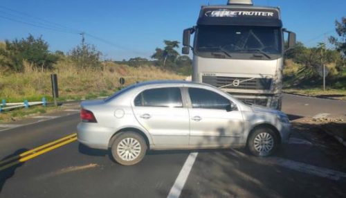 Voyage e Volvo batem na SP-294 em Osvaldo Cruz