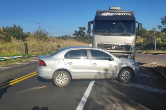 Voyage e Volvo batem na SP-294 em Osvaldo Cruz