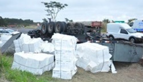 Caminhão carregado de Celulose tomba na SP-294 em Adamantina