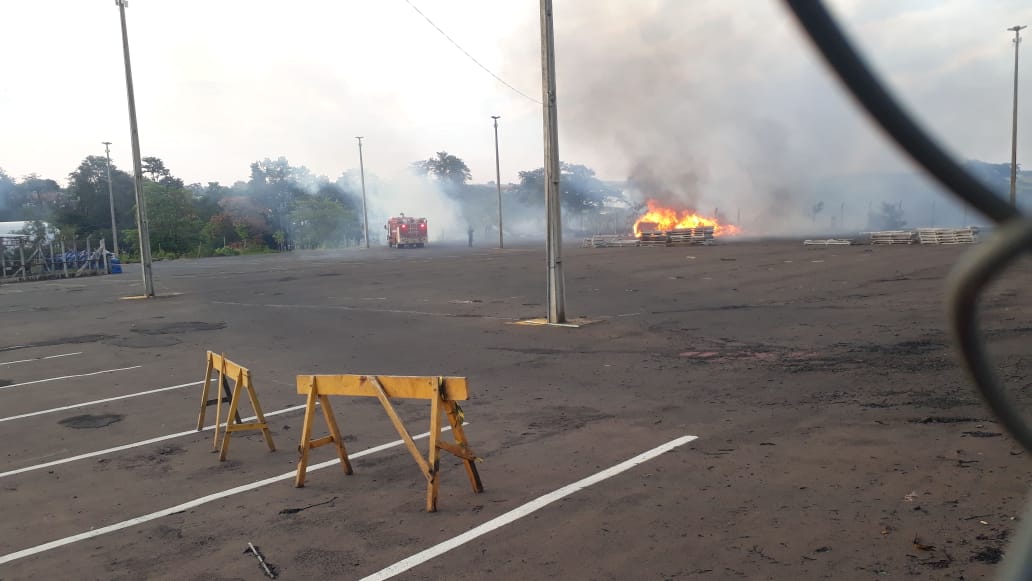 Fogo próximo ao local do evento Cine Drive-in faz sessão da noite ser cancelada