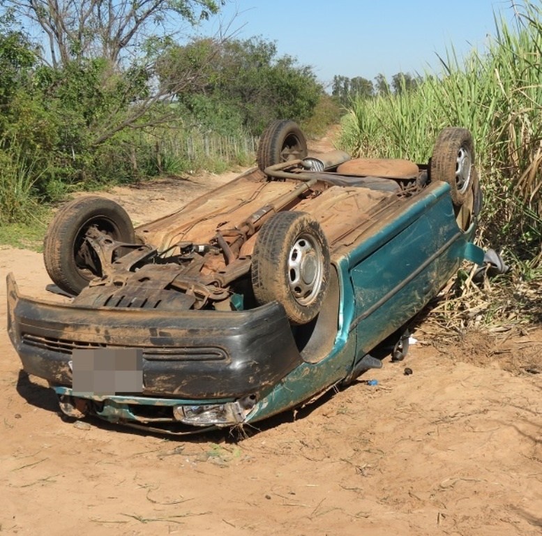 Veículo furtado é encontrado capotado em canavial às margens de rodovia
