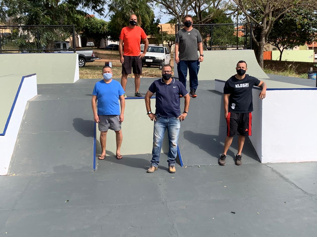 Funcionários da SELAR restauram pintura da pista de Skate do Parque dos Pioneiros em Adamantina