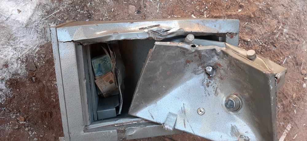 Catadores de recicláveis acham mais de R$ 35 mil em cofre deixado para sucata pela Polícia Civil