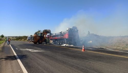 Carga de algodão transportada em carreta pega fogo na SP-284, em Martinópolis