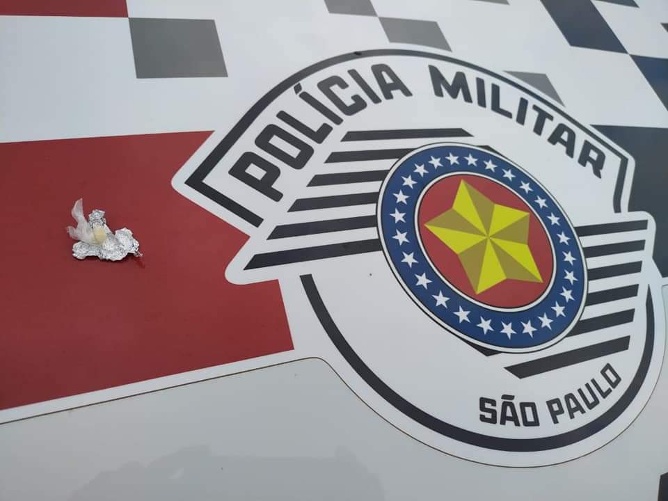 Em abordagem, policiais militares da Escola Superior de Soldados surpreendem adolescente com crack em OC