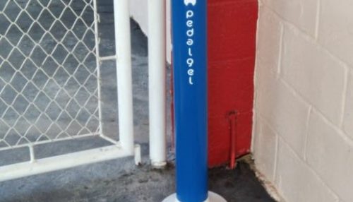 Secretaria de Educação de Adamantina reforça estoque de materiais de limpeza e adquire totens para disponibilização de álcool em gel