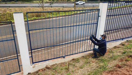Equipe de Manutenção renova pintura  do gradeamento do Câmpus II