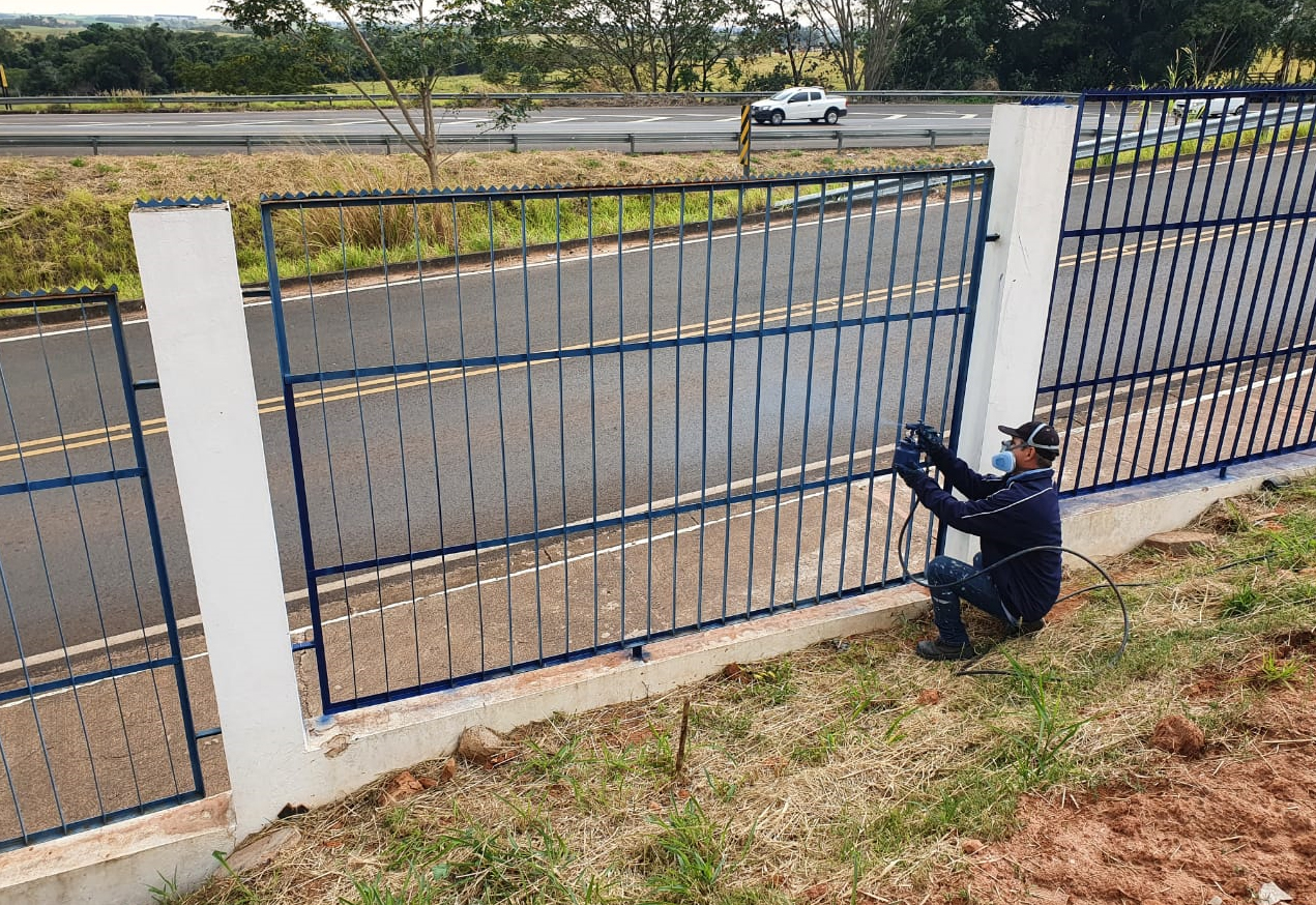 Equipe de Manutenção renova pintura  do gradeamento do Câmpus II