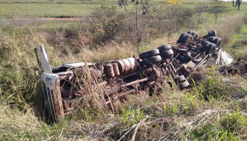 Motorista perde o controle da direção e caminhão tomba em ribanceira na Rodovia Assis Chateaubriand