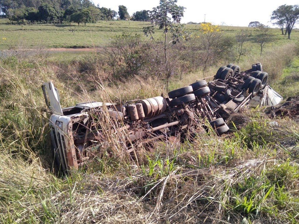 Motorista perde o controle da direção e caminhão tomba em ribanceira na Rodovia Assis Chateaubriand