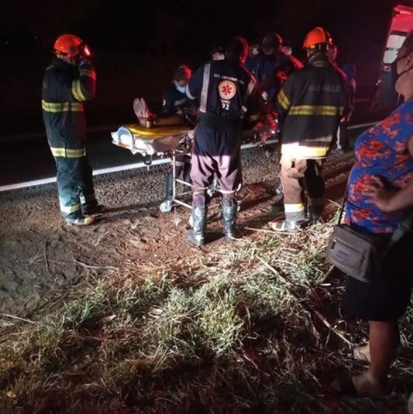 Três pessoas ficam feridas em acidente com ônibus que viria para Adamantina