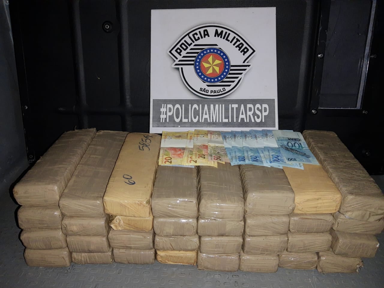 Dupla é presa pela Polícia Militar de Adamantina –SP, com 32 tijolos de maconha