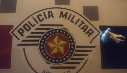 Polícia Militar aborda menor em praça pública em Dracena, portando entorpecente