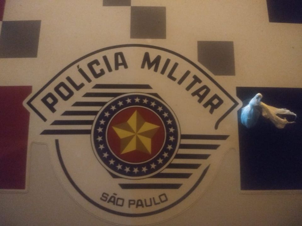Polícia Militar aborda menor em praça pública em Dracena, portando entorpecente