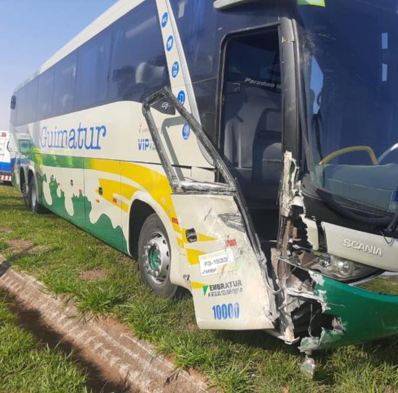 Motorista de ônibus perde a consciência e passageiro assume a direção na SP-294