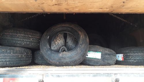 Polícia Militar prende 02 indivíduos em Flagrante de Descaminho e apreende 200 pneus.