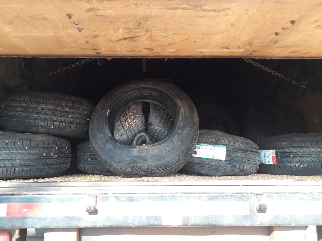 Polícia Militar prende 02 indivíduos em Flagrante de Descaminho e apreende 200 pneus.