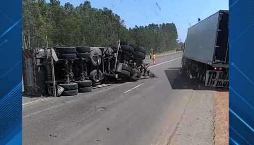 Carreta de caminhão tomba na Rodovia Comandante João Ribeiro de Barros SP-294